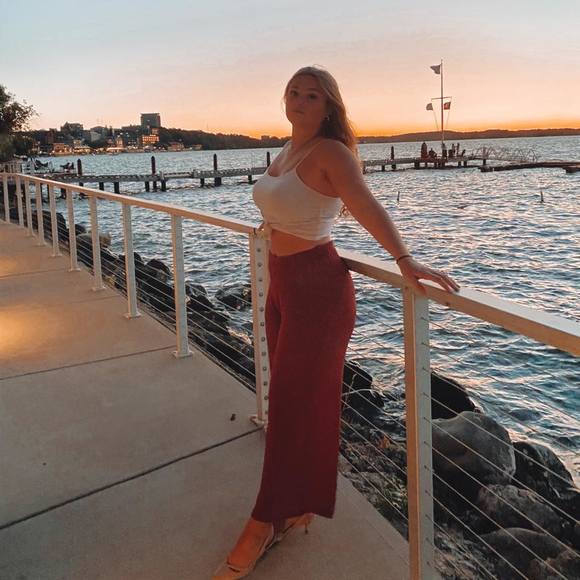 Profile Picture of Amanda Hilby (@amandahilby) on Poshmark