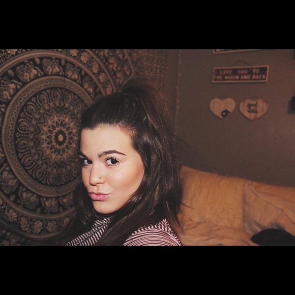 Profile Picture of Madi Wood (@madiwood98) on Poshmark