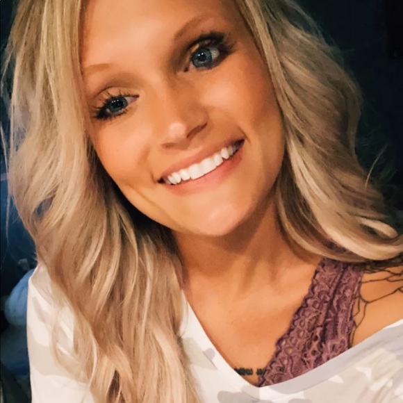 Profile Picture of Amber Stapleton (@stapletonal17) on Poshmark
