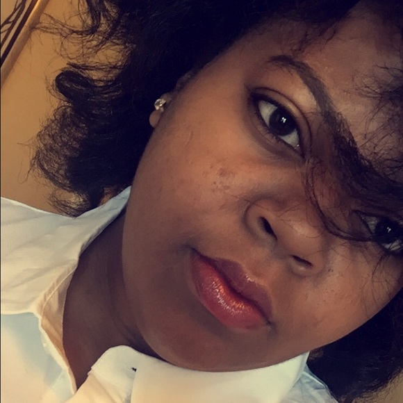 Profile Picture of Tyshonia Yellock (@tyshonia) on Poshmark