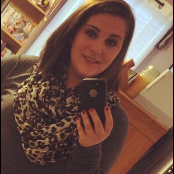 Profile Picture of Amanda Strother (@mandaalynn10) on Poshmark