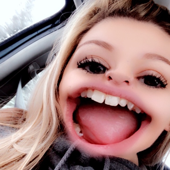 Profile Picture of Amber Holman (@amberholman290) on Poshmark