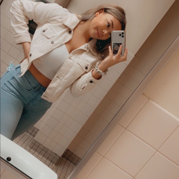 Profile Picture of Daneja Bjork (@danejabjork) on Poshmark
