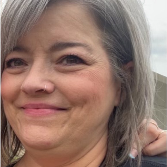 Profile Picture of Leann Singleton (@pleanns) on Poshmark