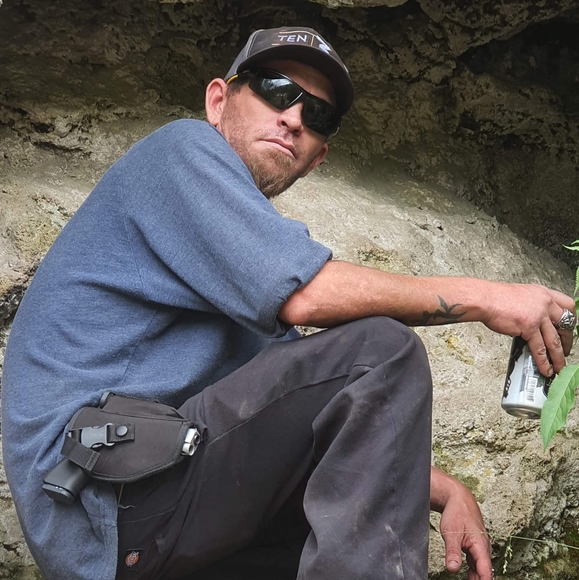 Profile Picture of Anthony Liello (@anthonyliello) on Poshmark