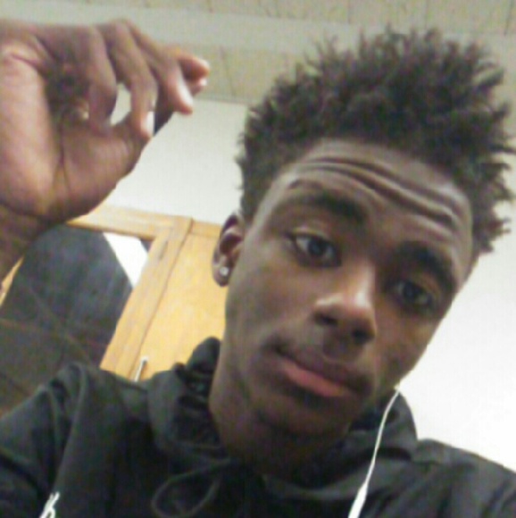 Profile Picture of Chris Jean-louis (@c_jeanlouis) on Poshmark