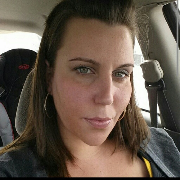 Profile Picture of Miranda menard Menard (@miranda257) on Poshmark