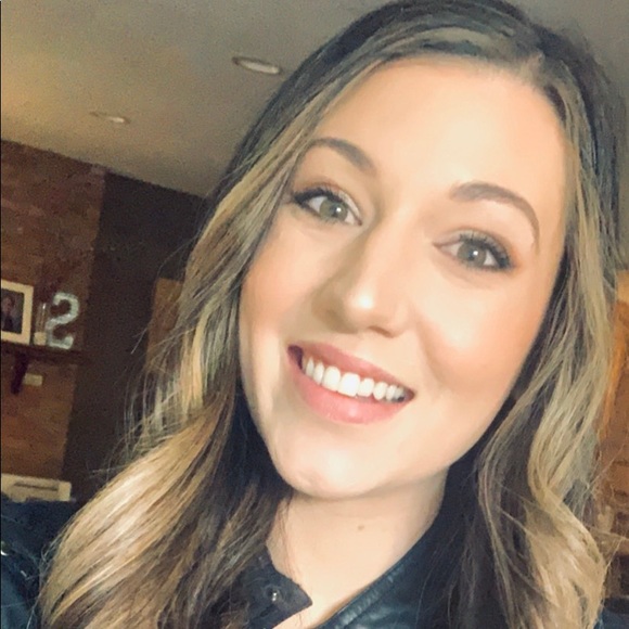 Profile Picture of Carly Scherbenske (@carly3215) on Poshmark