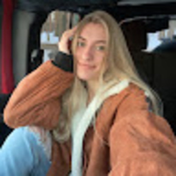 Profile Picture of Mia Tubergen (@miatubergen) on Poshmark