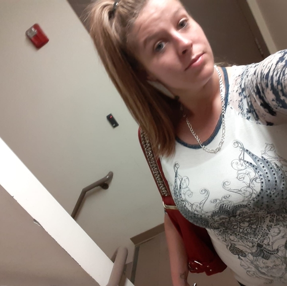 Profile Picture of Tara Stoops (@n3v3rgiveup2604) on Poshmark