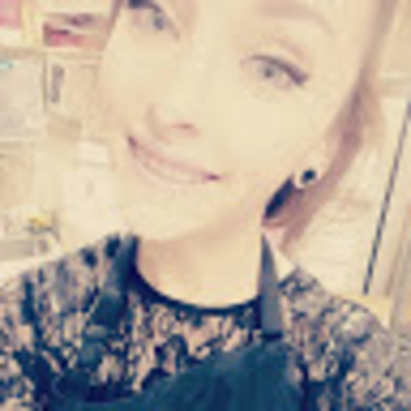 Profile Picture of Amber Roberts (@amberkay3142) on Poshmark