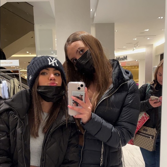 Lia Steinhauser - Poshmark Profile Picture of Lia Steinhauser (@lia_steinhauser) on Poshmark