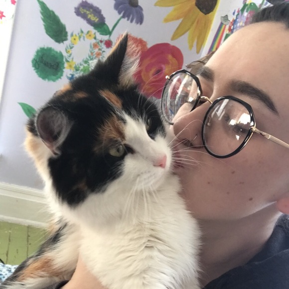 Profile Picture of Ashley Binau (@ashleybinau) on Poshmark