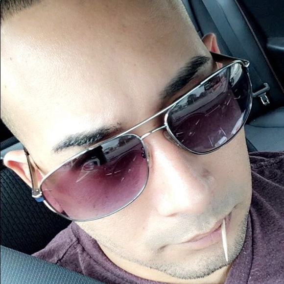 Profile Picture of Alex Leiva (@alxleiva00) on Poshmark