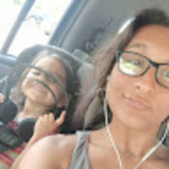 Profile Picture of Gabriella Oleszkiewicz (@girlyboss2002) on Poshmark