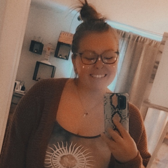 Profile Picture of Heather Hackett (@heatherbby23) on Poshmark