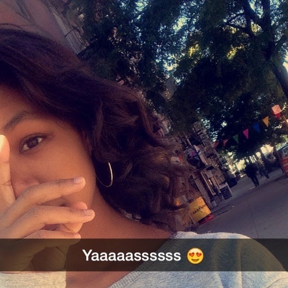 Profile Picture of Amira Morales (@bvsically) on Poshmark