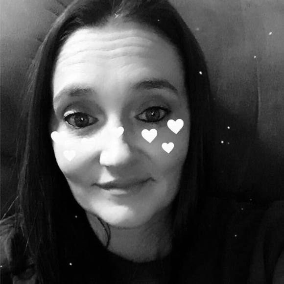 Profile Picture of Mindy Laughlin (@minpalm86) on Poshmark