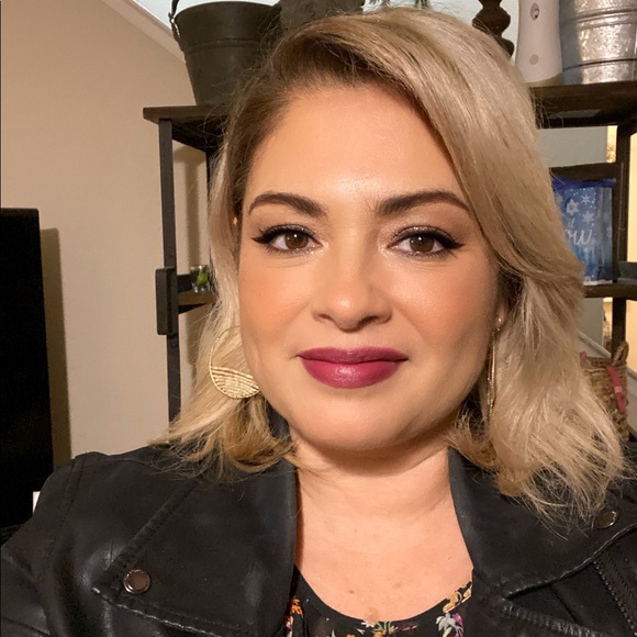 Profile Picture of Diana Hoien (@dianahoien) on Poshmark