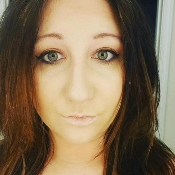 Profile Picture of Stephanie Force (@myclosetbuys) on Poshmark
