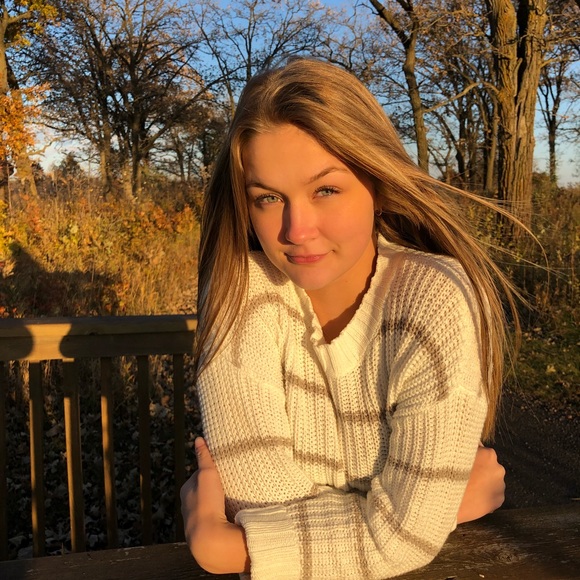 Makenna Elphick - Poshmark Profile Picture of Makenna Elphick (@makenna_elphick) on Poshmark