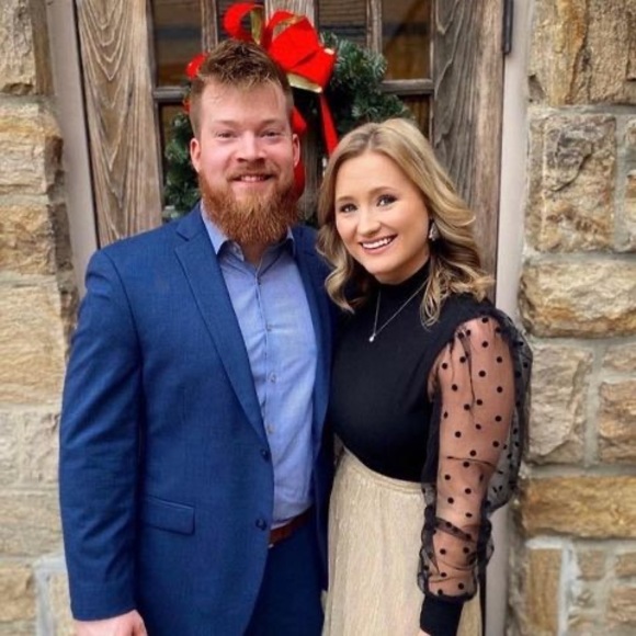 Profile Picture of Elizabeth Ottaway (@e_ottaway) on Poshmark