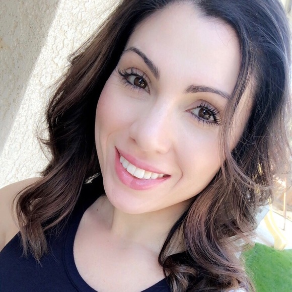 Profile Picture of Janet Velasquez (@janet12885) on Poshmark