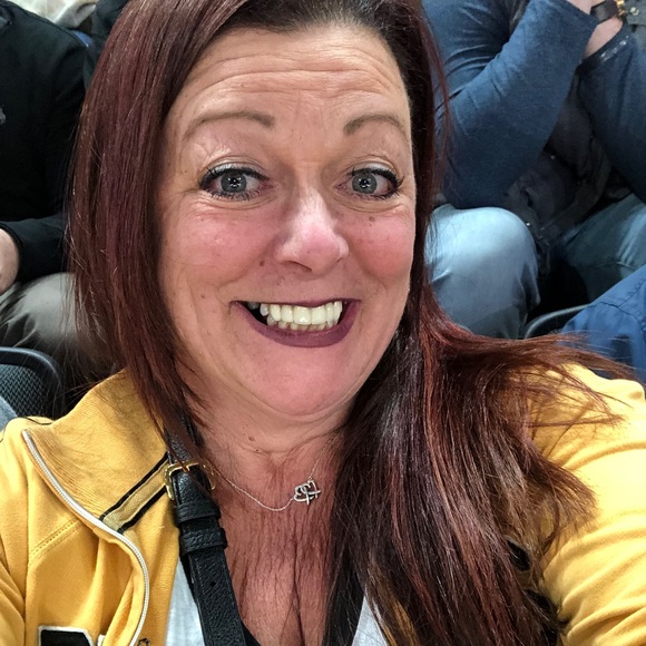 Profile Picture of Laurie Cence (@lauriecence) on Poshmark