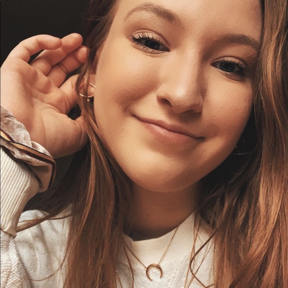 Profile Picture of Emily Wisinski (@emilyw2201) on Poshmark