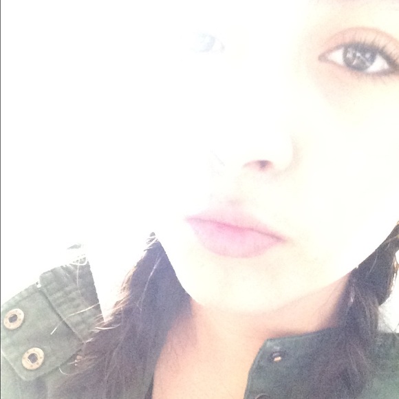Profile Picture of Miriam Ponce (@m_5sop) on Poshmark