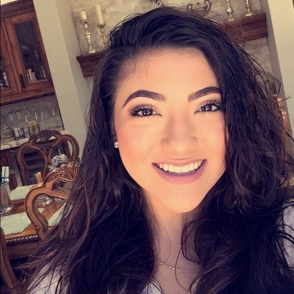 Profile Picture of Lily Ruiz (@lilyruizzz) on Poshmark