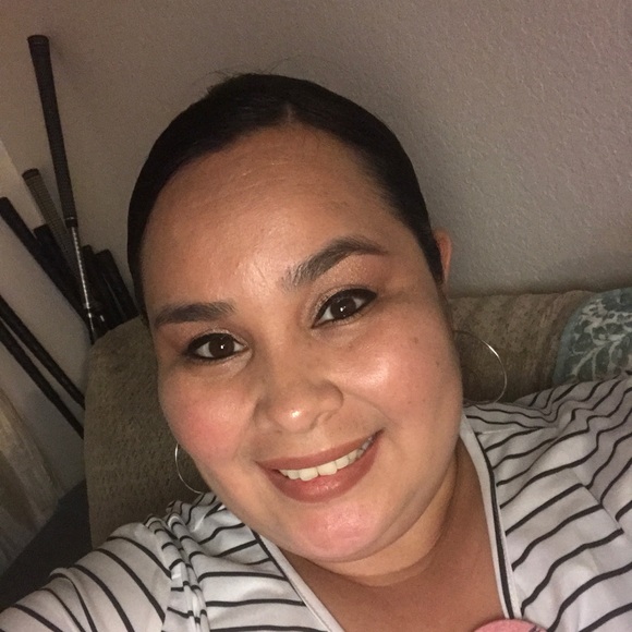 Profile Picture of Corina Casarez (@mrschcasarez) on Poshmark