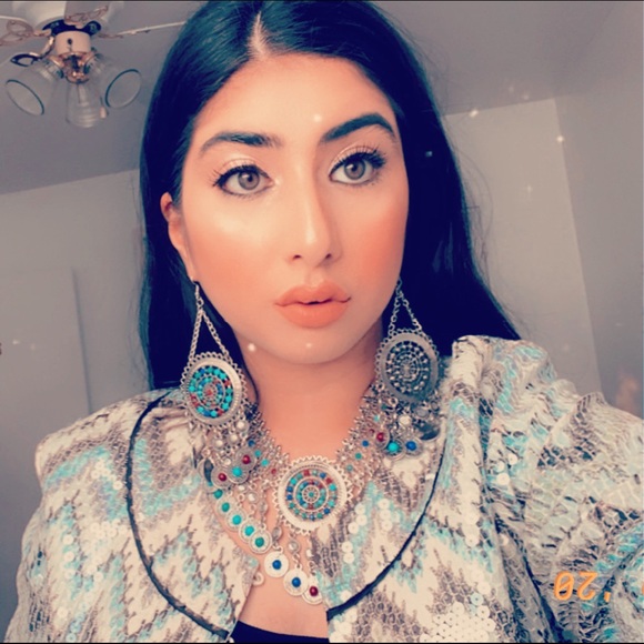 Profile Picture of Zohal Elyas (@zoey_321) on Poshmark