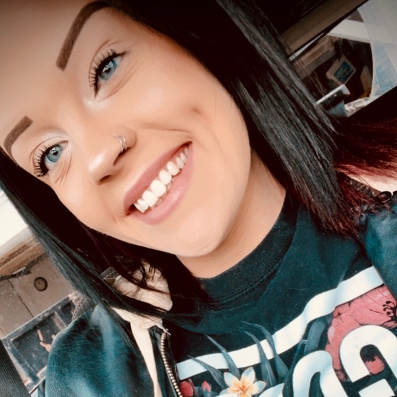 Profile Picture of Amber Bray (@amberbray415) on Poshmark