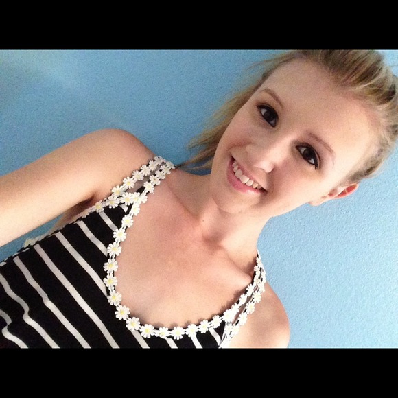 Profile Picture of Shelbie Otnes (@shelbieotnes) on Poshmark