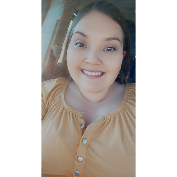 Profile Picture of Cassie Luycx (@cluycx) on Poshmark