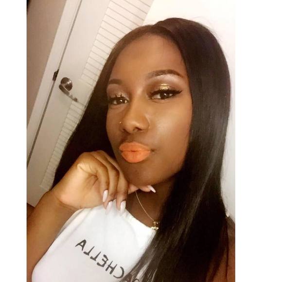 Profile Picture of Danelle Garrett (@danelledoee) on Poshmark