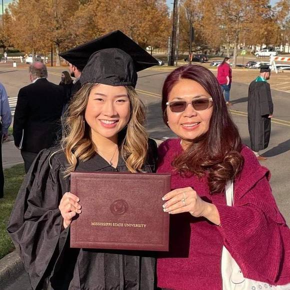 Profile Picture of Loananh Wesser (@loananhw) on Poshmark