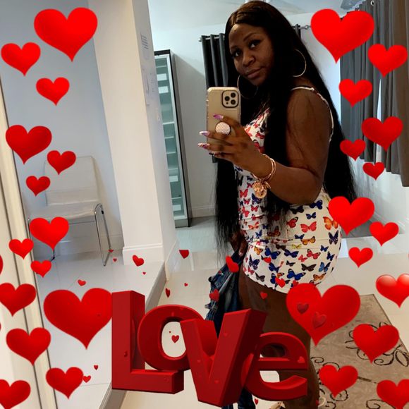 Profile Picture of Dee-dee Chambers (@chs_diva23) on Poshmark