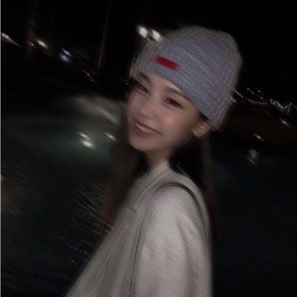 Profile Picture of Alexandria Marron (@hwangyennii) on Poshmark