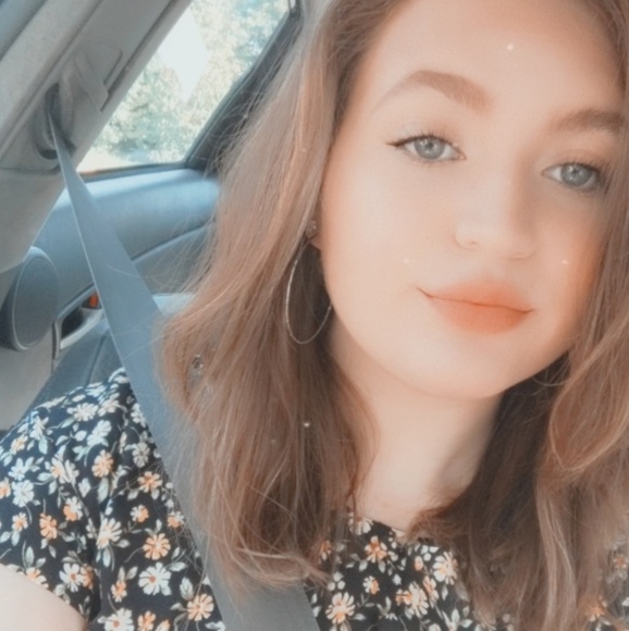 Profile Picture of Ellie Sandler (@ellie_sandler) on Poshmark