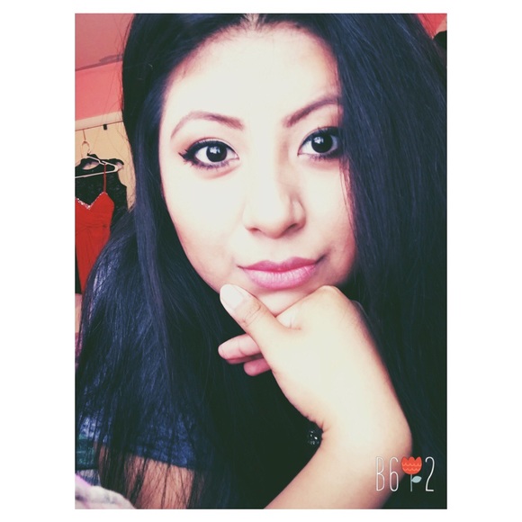 Profile Picture of Vianey Morales (@vianeymm) on Poshmark