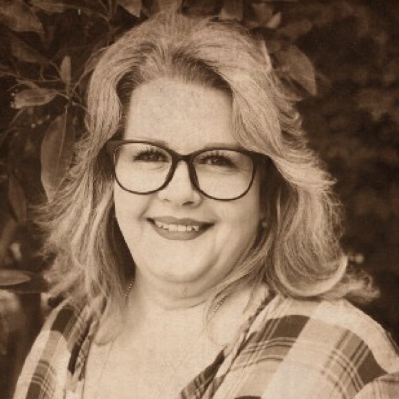 Profile Picture of Joann Surber (@joannzohari) on Poshmark