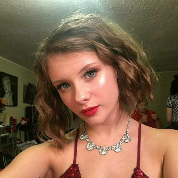 Profile Picture of Kylee Cox (@kyleedalee) on Poshmark