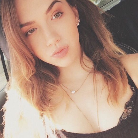 Profile Picture of Chelsea Whalen (@lovelyleannx) on Poshmark