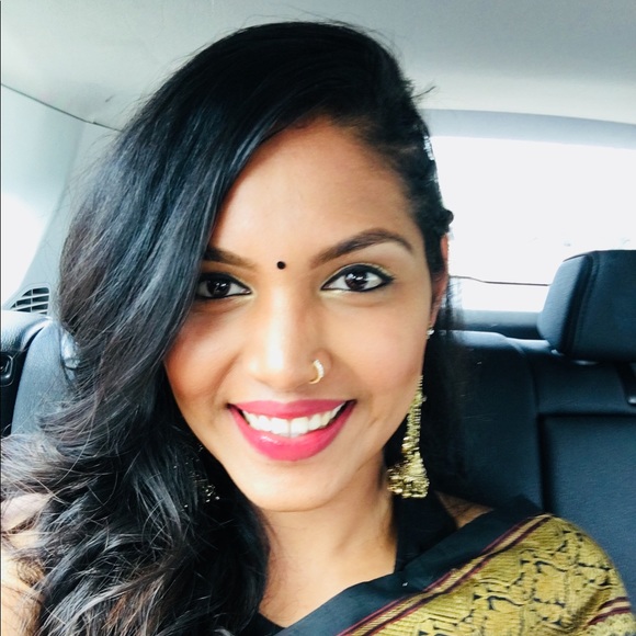 Profile Picture of Elsa Thomas (@elthoma1) on Poshmark