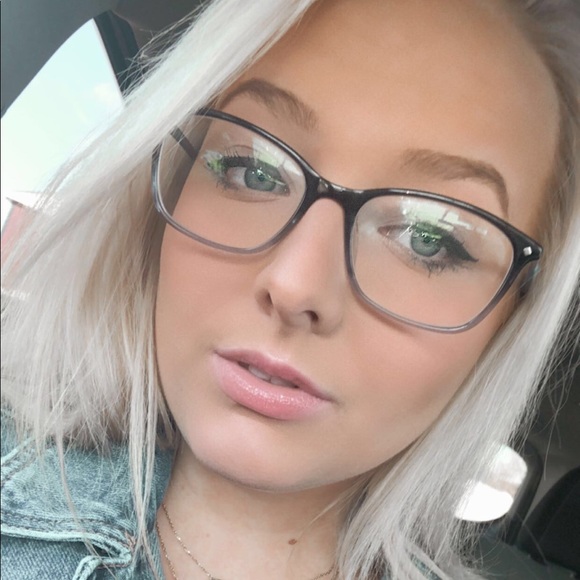 Profile Picture of Mackenzie Stevenson (@mackenziems95) on Poshmark