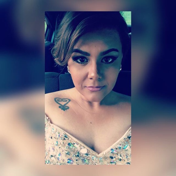 Profile Picture of Laura Lucatero (@lauraluc22) on Poshmark