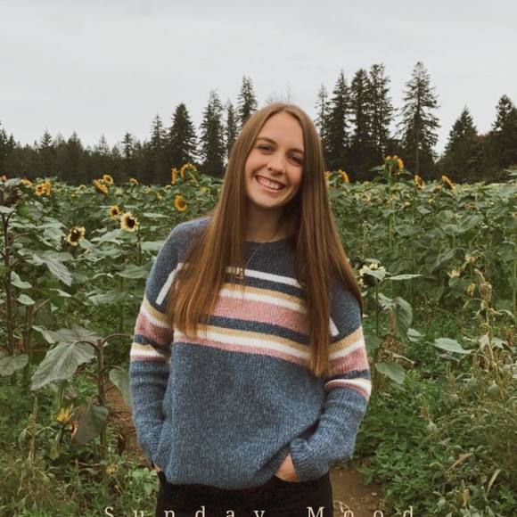 Profile Picture of Lizzy Potis (@lizzypotis) on Poshmark