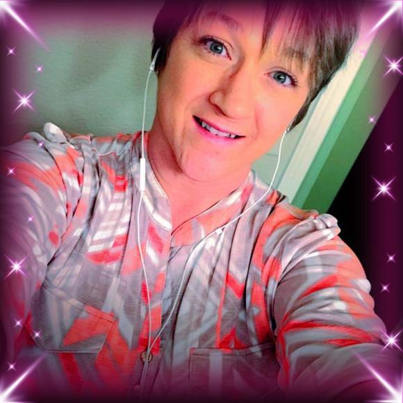 Profile Picture of Crystal George (@crystal34george) on Poshmark